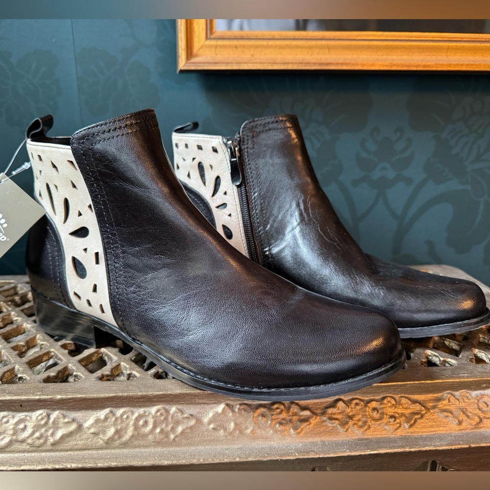New Spring Step Women's Isabelle Ankle Boot size 9